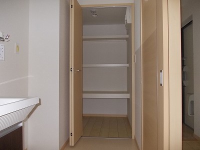 その他設備　洗面所にウォークインクローゼットがあり着替えも便利♪