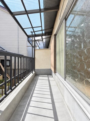 バルコニー　南向き・屋根付き！洗濯物もしっかり干せます。