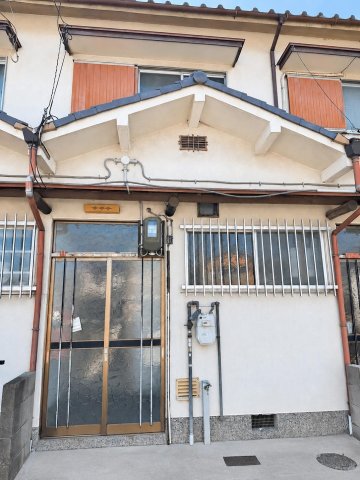 建物外観　上下階を気兼ねなく使えるテラスハウス。目の前が開けた立地