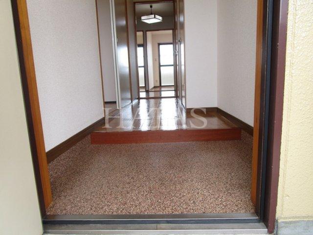 玄関　同物件別部屋です。
