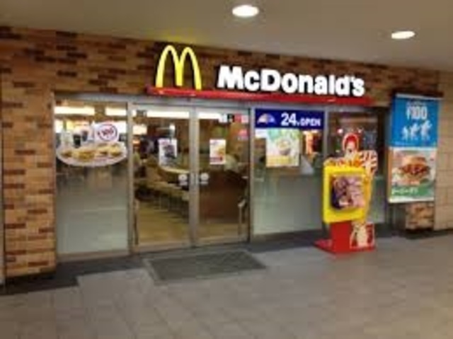 飲食店　マクドナルド多摩センター店（飲食店）まで534m