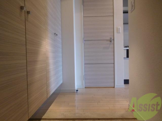 玄関　Ｌ字の廊下のためお部屋が丸見えになりません。