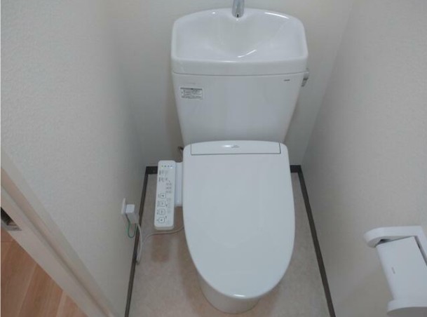 相鉄新横浜線 羽沢横浜国大駅 徒歩5分 9階建 築40年のトイレ写真
