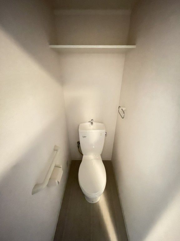 地下鉄御堂筋線 江坂駅 徒歩17分 3階建 築15年のトイレ写真