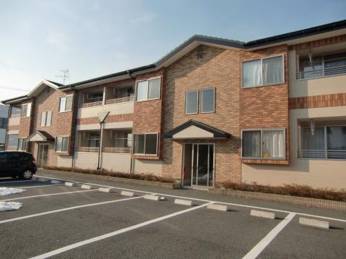 建物外観　この通り、日当たり良好ですよ～！！