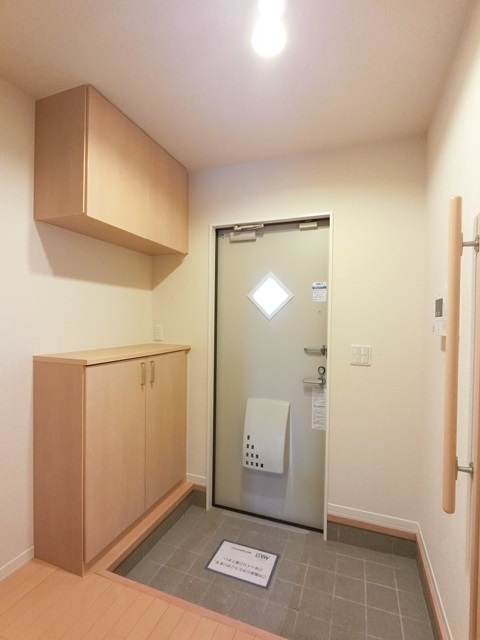 玄関　※写真は同タイプのお部屋です※