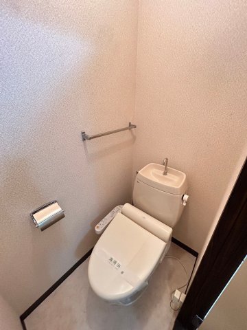 トイレ　別号室の写真です。ご参考までに