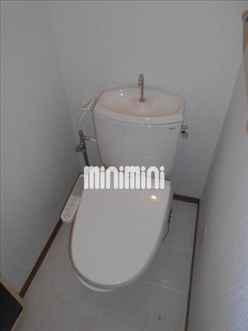 トイレ　嬉しいシャワー付きトイレです