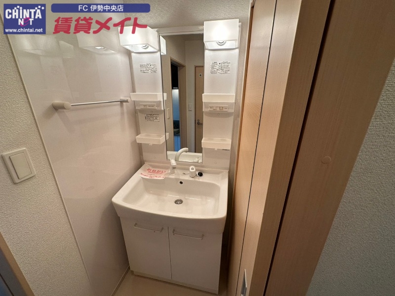 洗面設備　別部屋反転参考写真です