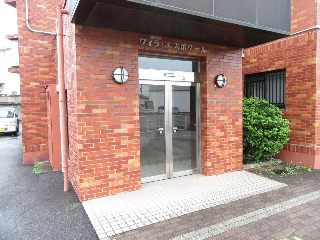 エントランス　正面エントランスには自動ドア完備。