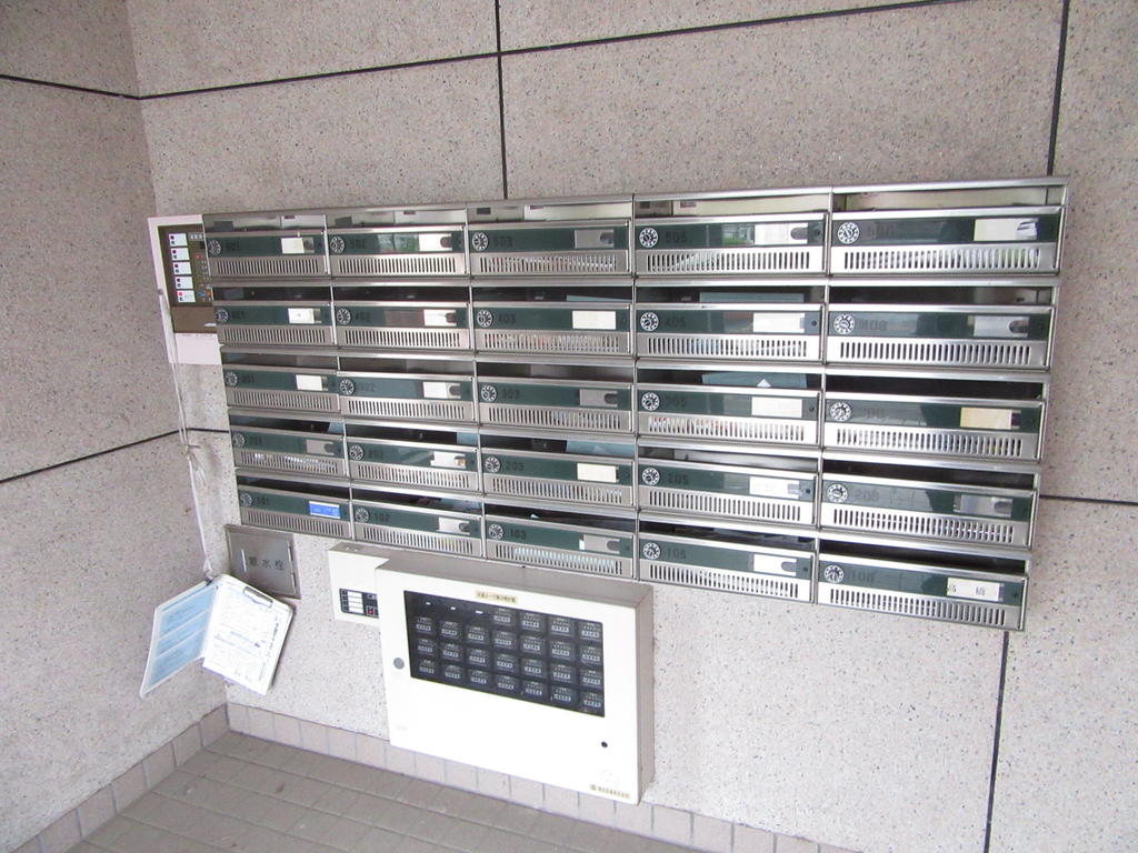 その他共有部分　集合ポストは風除室内。投函物の飛散も防げます。