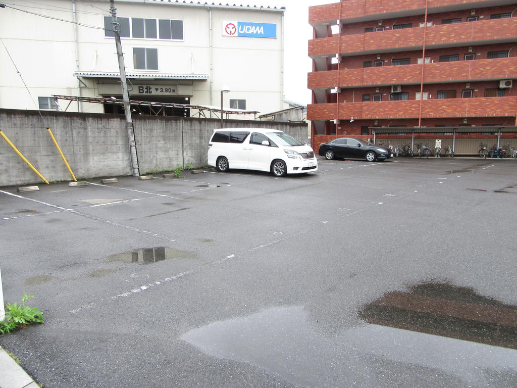 駐車場　広々とした駐車場で切り返しもラクラク♪