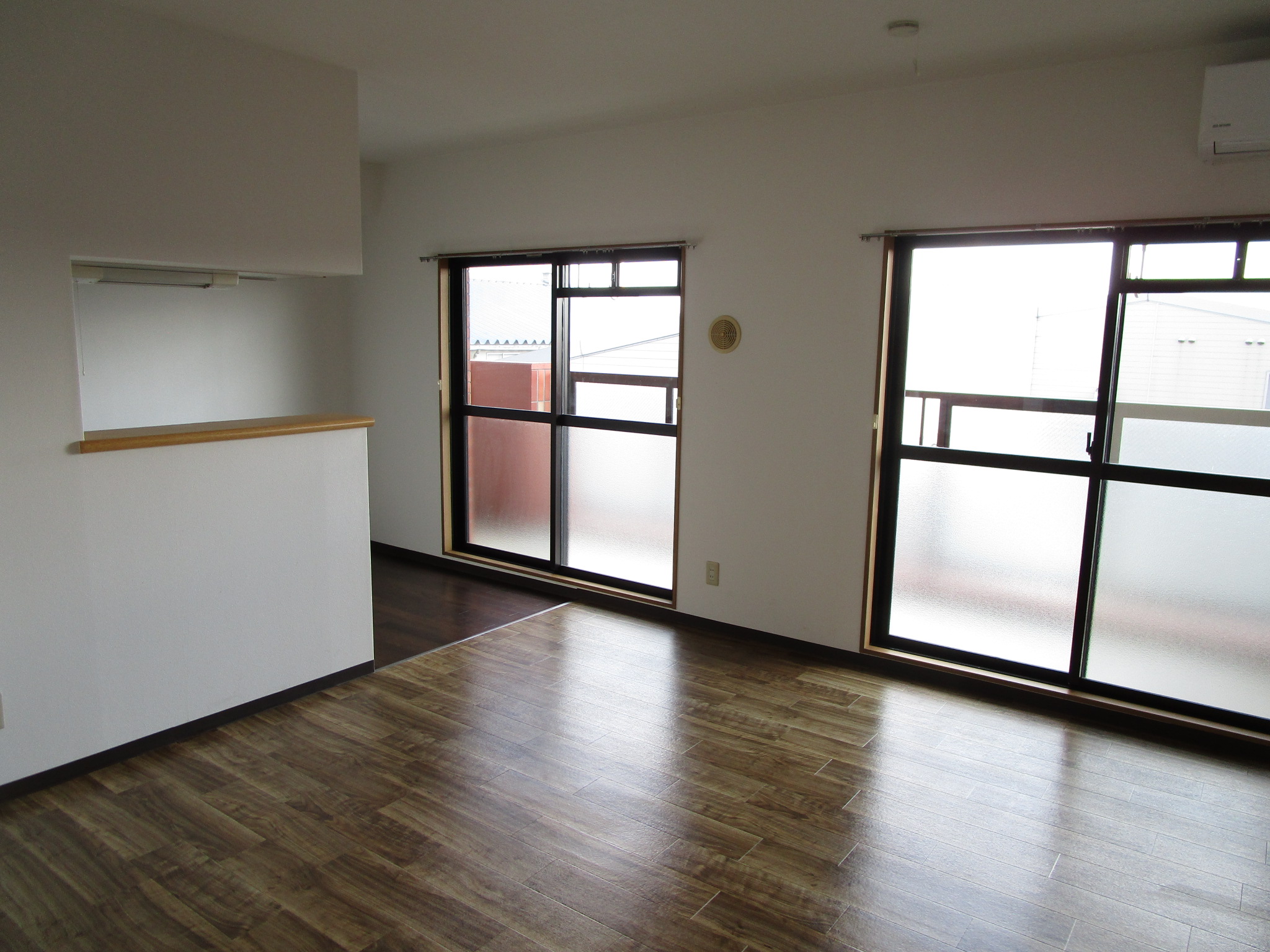 居室・リビング　2面窓を配した南向きで明るく開放的なリビング♪