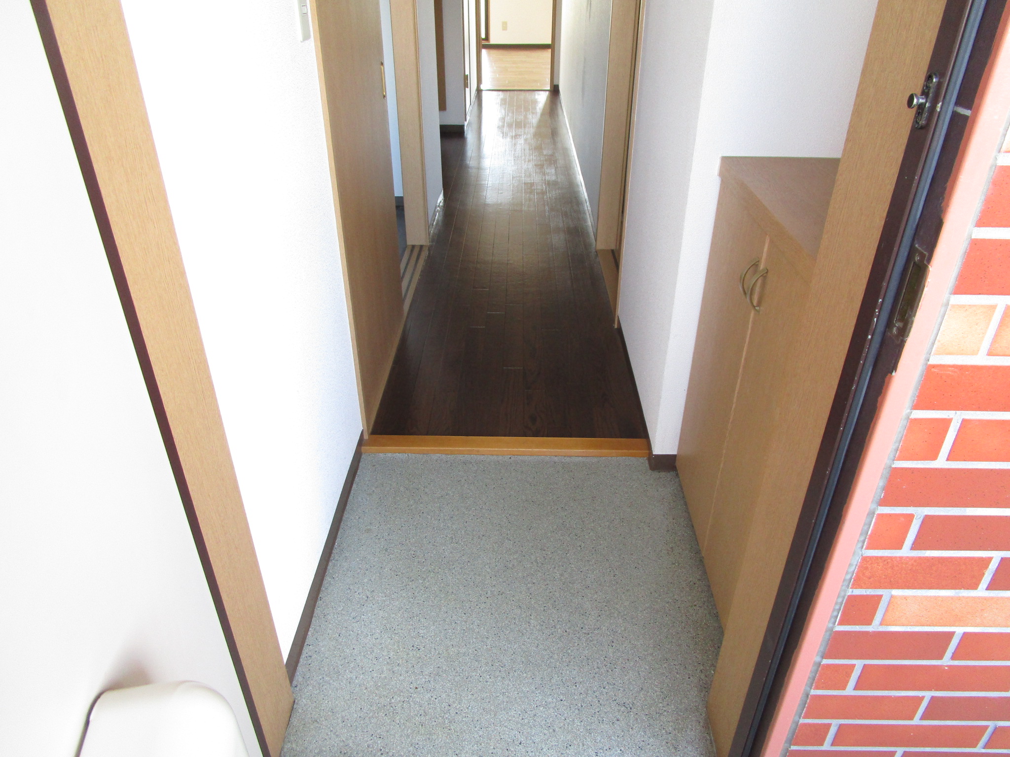 玄関　玄関からは長い廊下で仕切られて来客からプライバシーも保護。