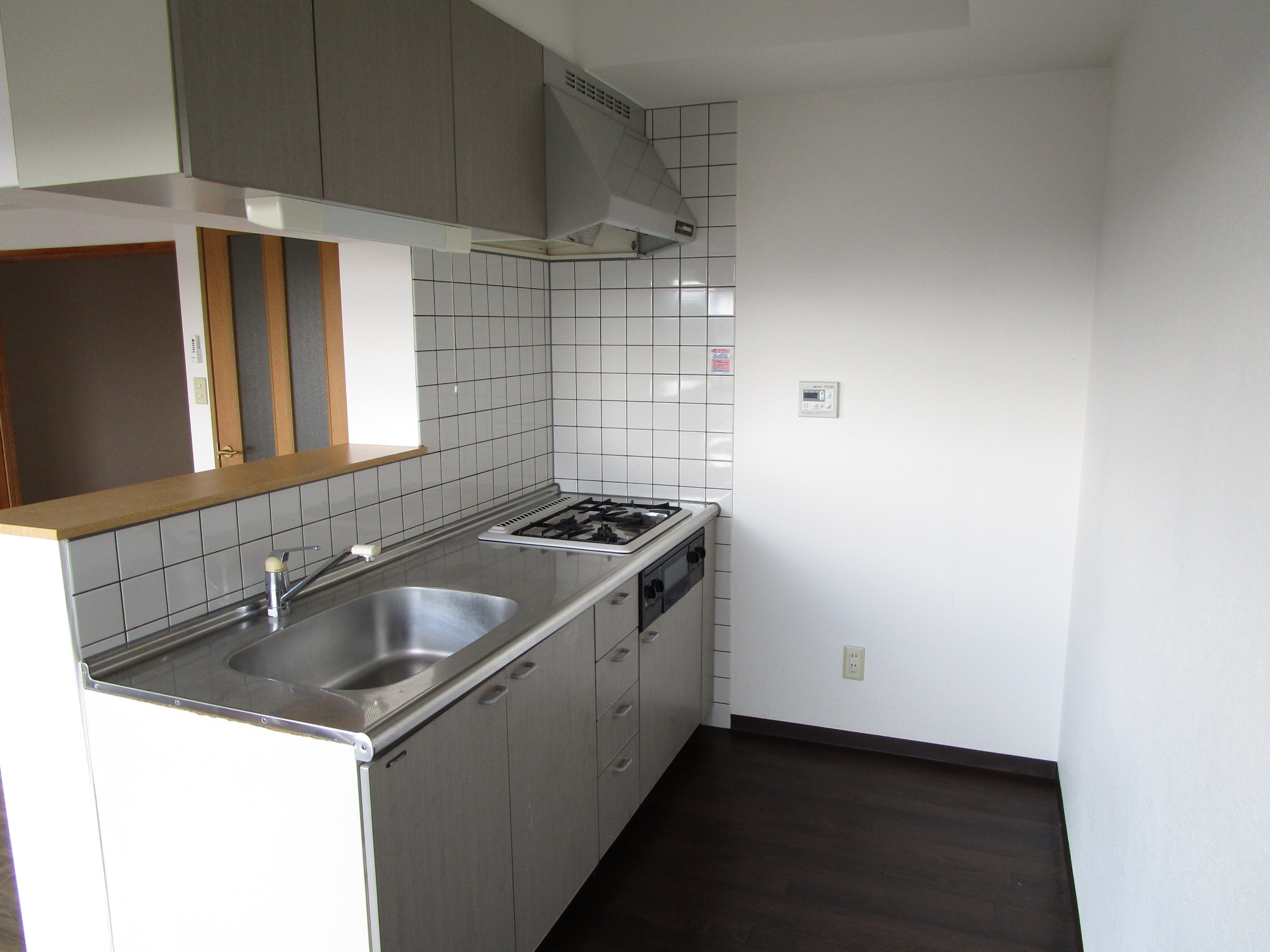 キッチン　使い勝手の良い3口ビルトインコンロ付きのカウンターキッチン