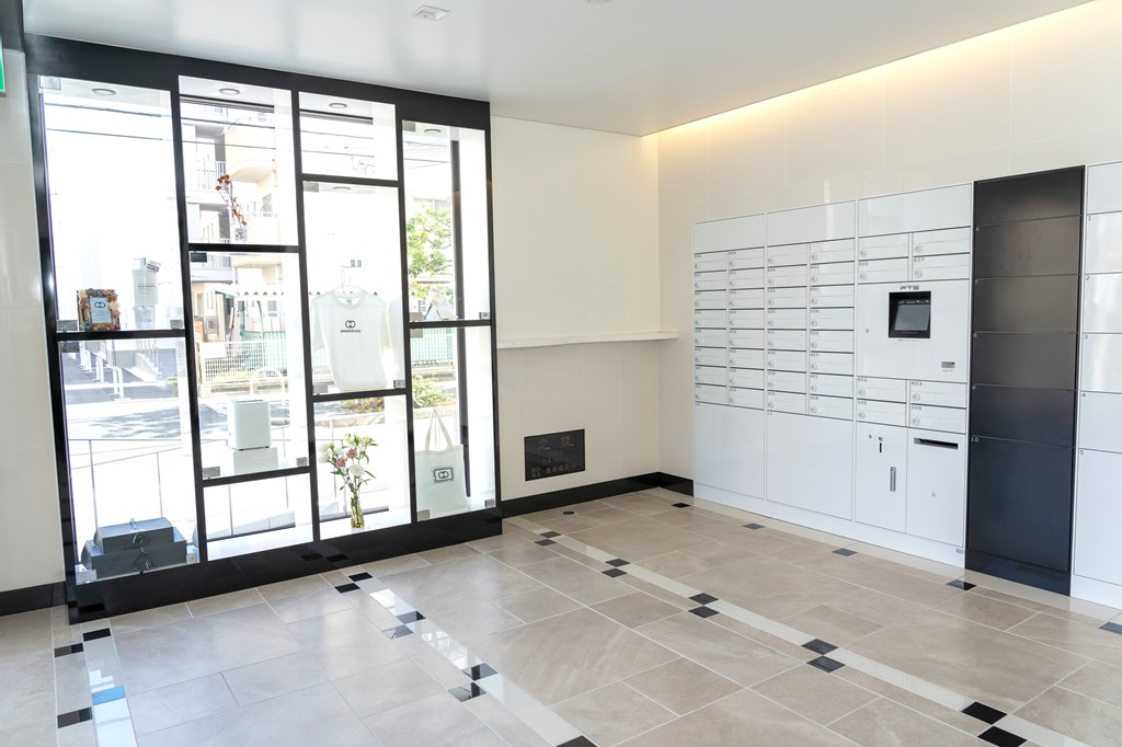 エントランス　天然の香り漂う清潔感のあるエントランス