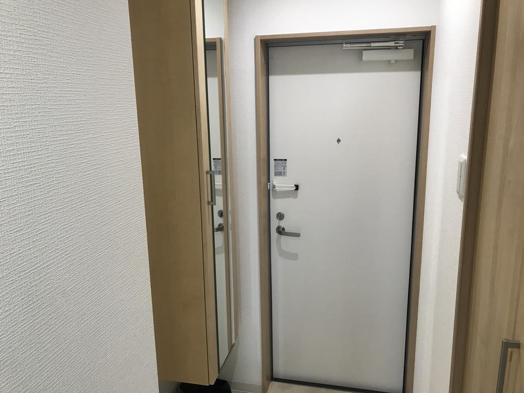 玄関　同マンション反転タイプの写真です。