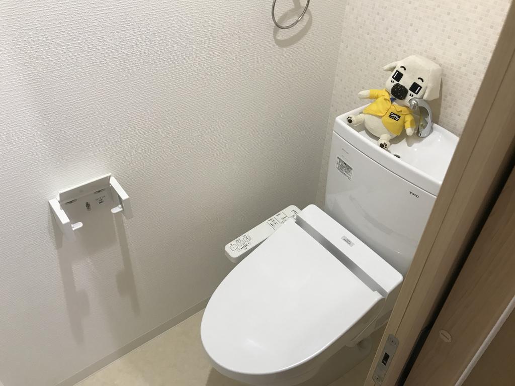 トイレ　同マンション反転タイプの写真です。