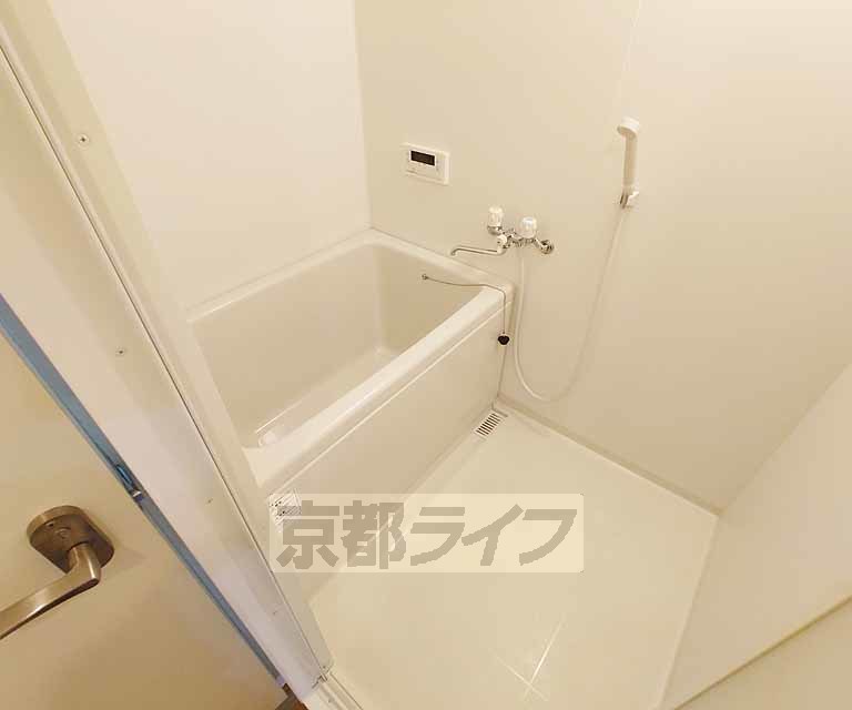 バス・シャワールーム　清潔感のあるバスルームです。