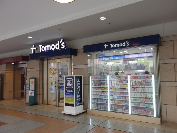 ドラックストア　トモズ恵比寿ガーデンプレイス店（ドラッグストア）まで935m