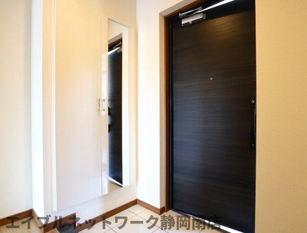 玄関　収納もある玄関です