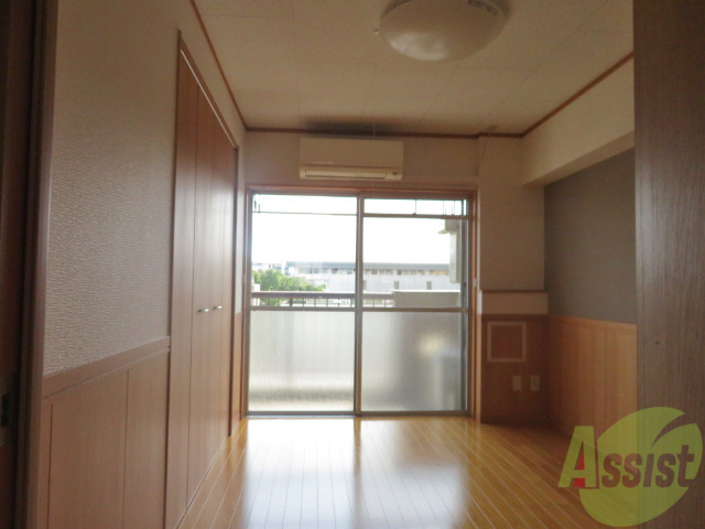 その他設備　別の角度から洋室を撮影しました。日射しがあり明るい印象。