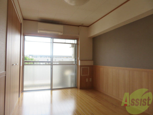 居室・リビング　６帖の洋室です。広々として、きれいですね。