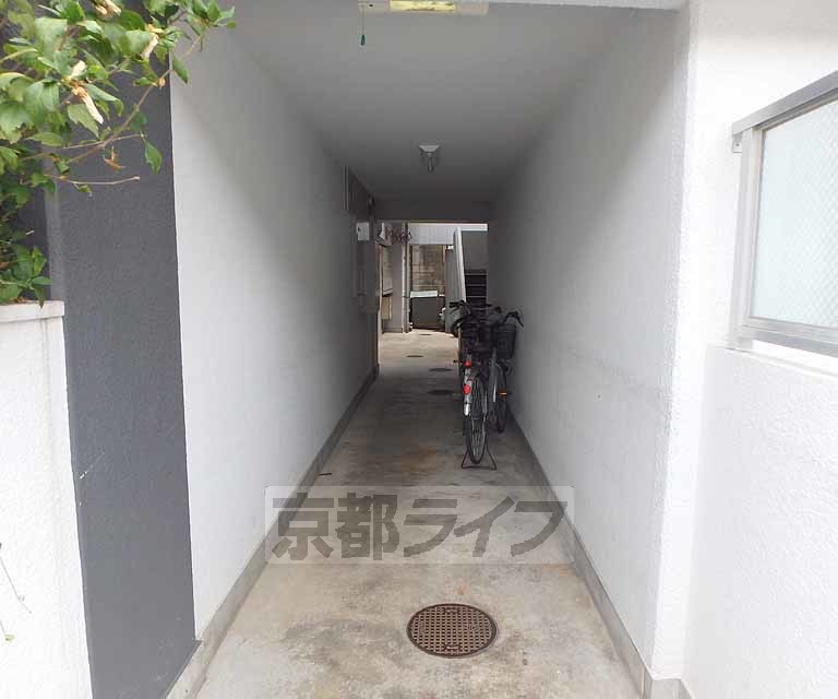 【京都市北区紫野上野町のマンションのエントランス】