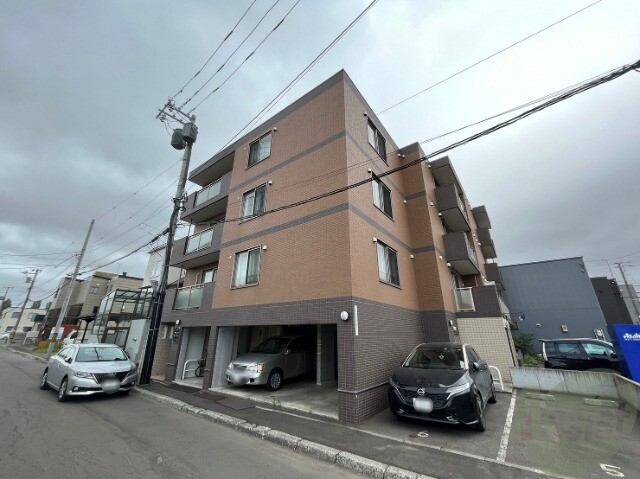 札幌市東区北十九条東のマンションの建物外観