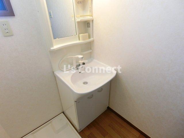 洗面設備　朝の支度もスムーズな独立洗面台。