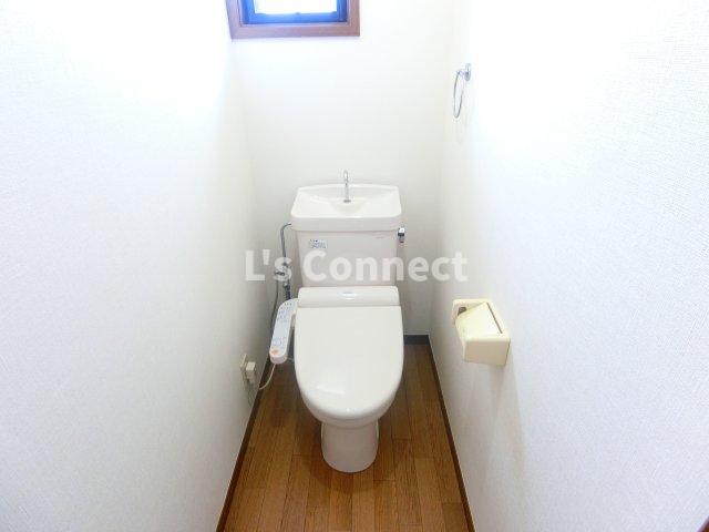 トイレ　温水洗浄便座付きのトイレ。