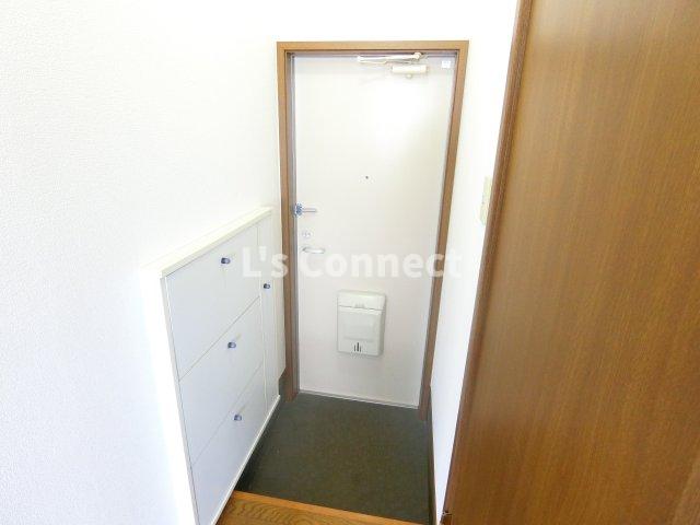 玄関　下駄箱付きで靴も収納できます。