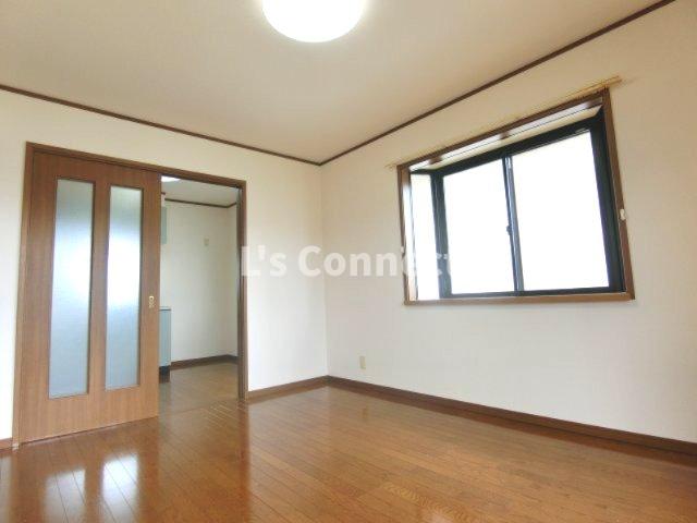 居室・リビング　角部屋で洋室には２面に窓があります。