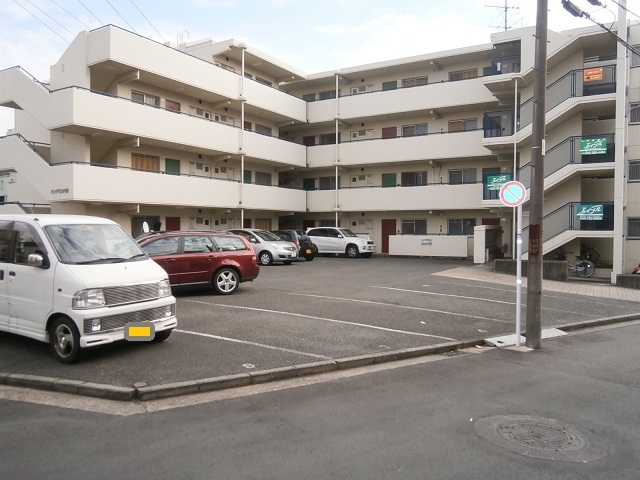 【横浜市保土ケ谷区岩井町のマンションの駐車場】