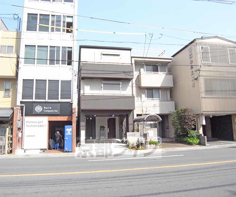京都市左京区岡崎徳成町のアパートの建物外観