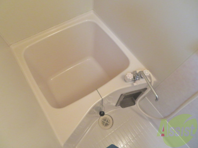 バス・シャワールーム　こちらはお風呂。一日の疲れをここで癒してください。