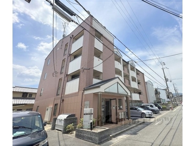 京都市西京区桂上野中町のアパートの建物外観