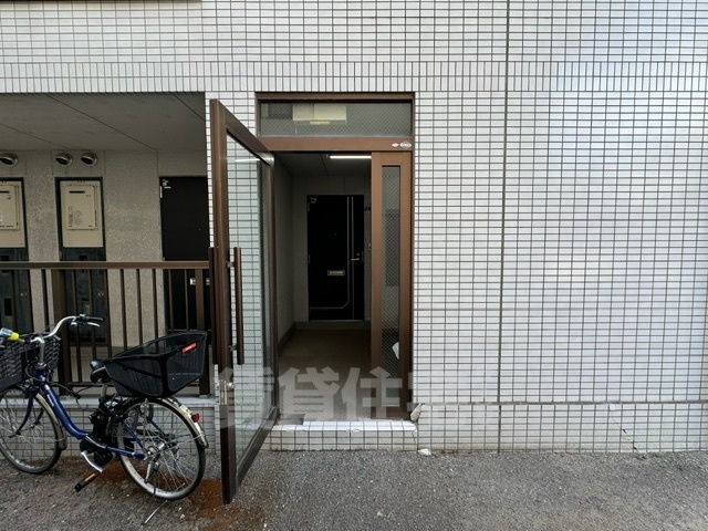 【枚方市禁野本町のマンションのエントランス】