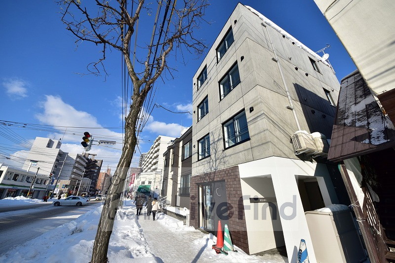 札幌市白石区東札幌三条のマンションの建物外観