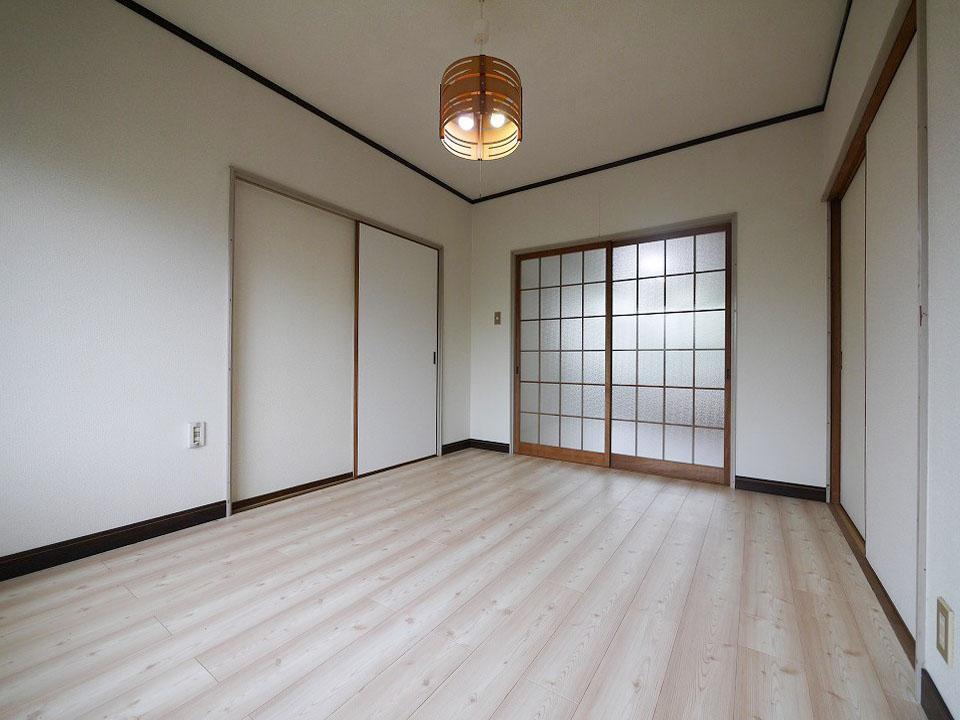 居室・リビング　6帖の洋室。採光が入りやすく明るい空間です☆