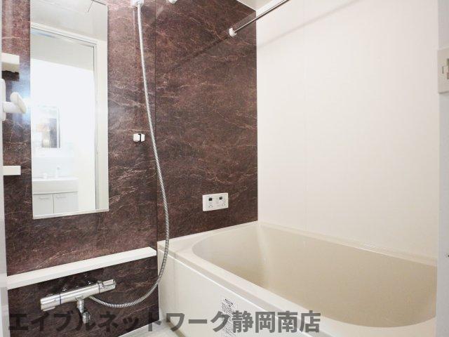 バス・シャワールーム　コンパクトで使いやすいお風呂です