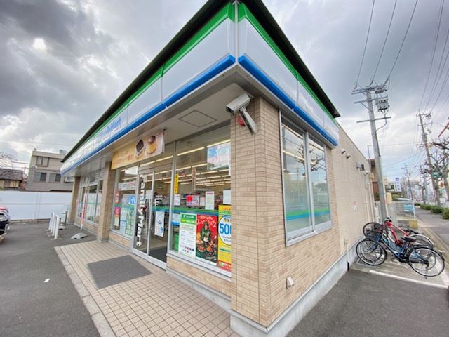 コンビニ　ファミリーマート（コンビニ）まで750m