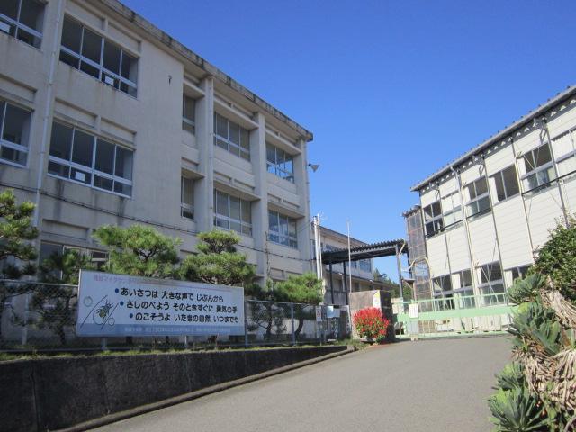 【東広島市西大沢のアパートの小学校】