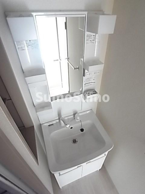 洗面設備　明るい洗面所です