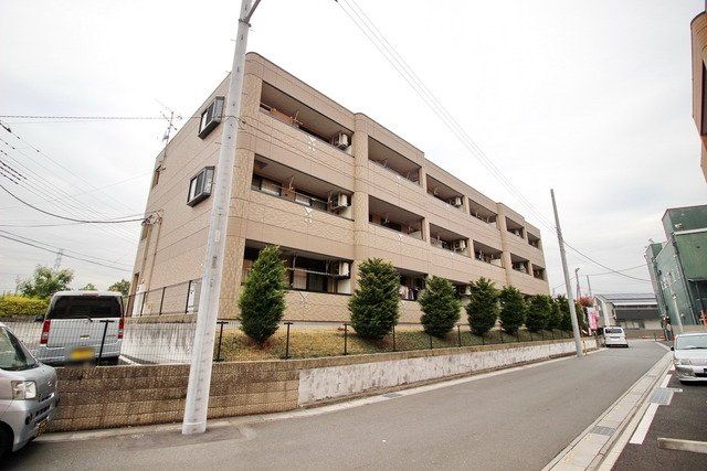 【川口市大字源左衛門新田のマンションの建物外観】