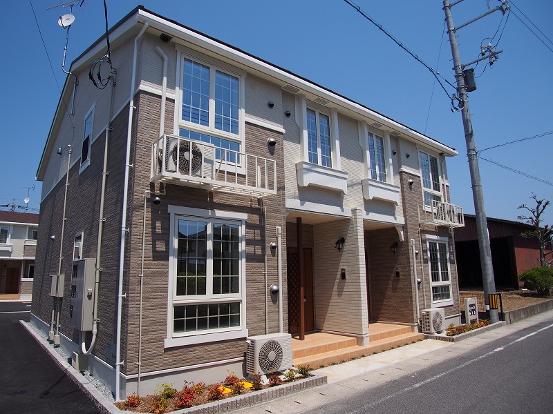 安来市飯島町のアパートの建物外観