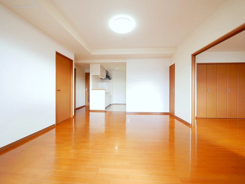 居室・リビング　温かみのある色合いのお部屋です♪