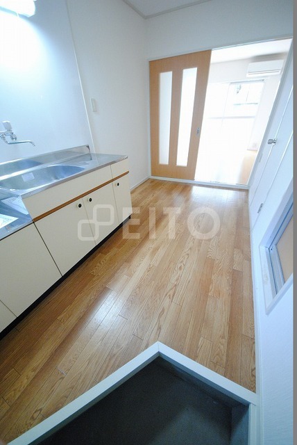 玄関　写真は１０３号室