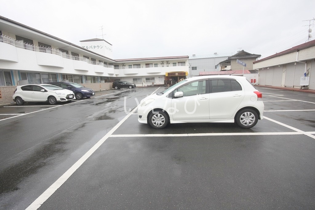 【玉野市築港のマンションの駐車場】