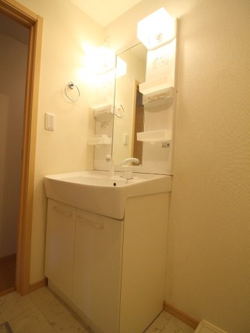 洗面設備　独立洗面化粧台が付いています